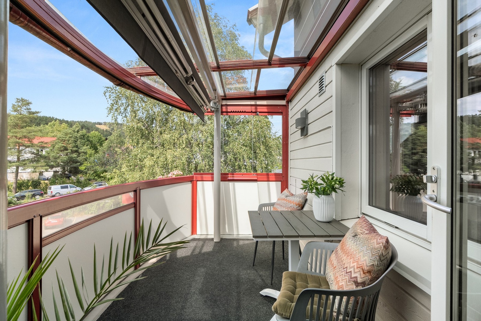 God plass til grill og møblement - elektronisk markise og utelys finnes også Galleribilde