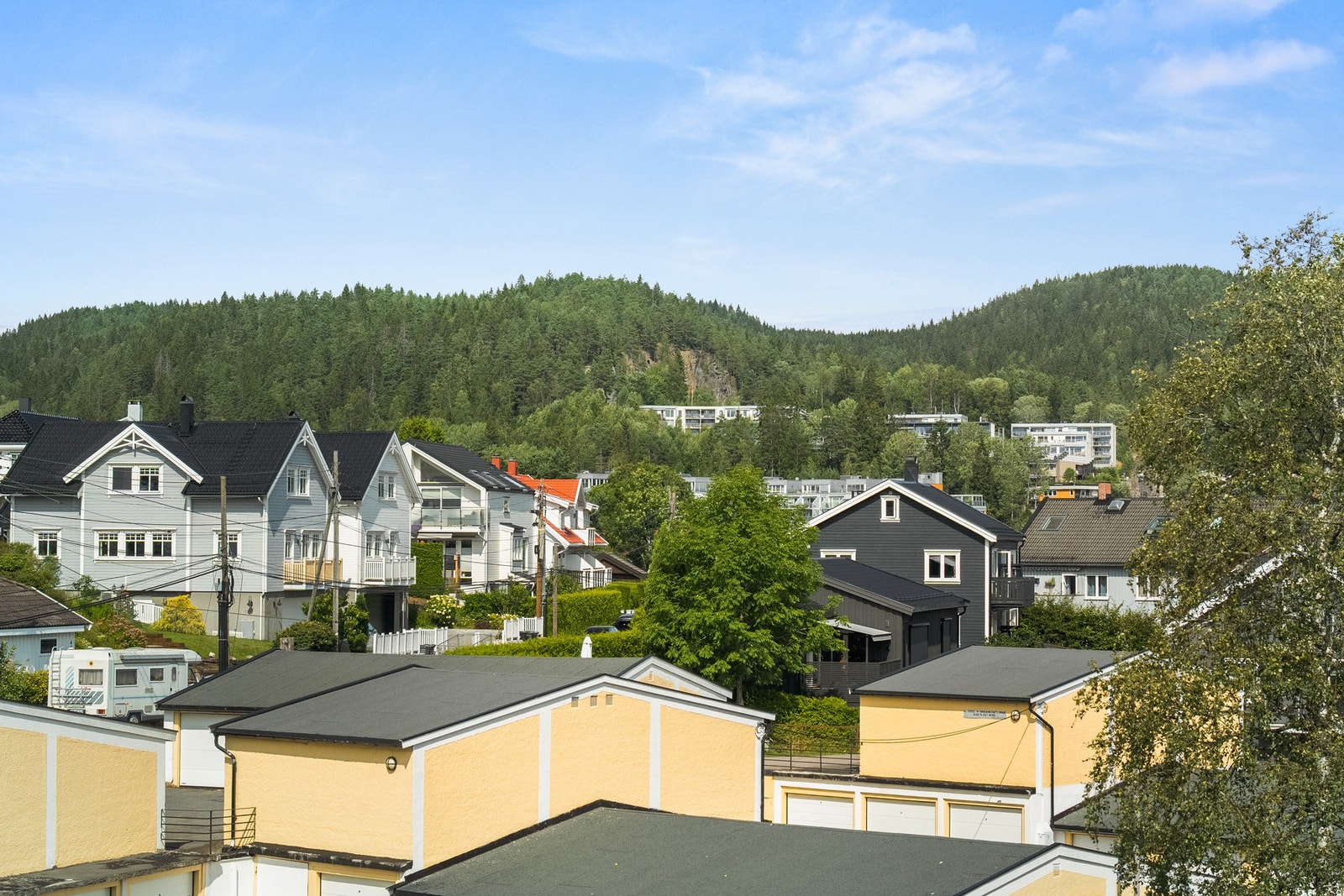Utsikten fra baderommet mot marka. Her ser man forøvrig til garasjeplassen som selger også selger. Les mer under parkering. Galleribilde
