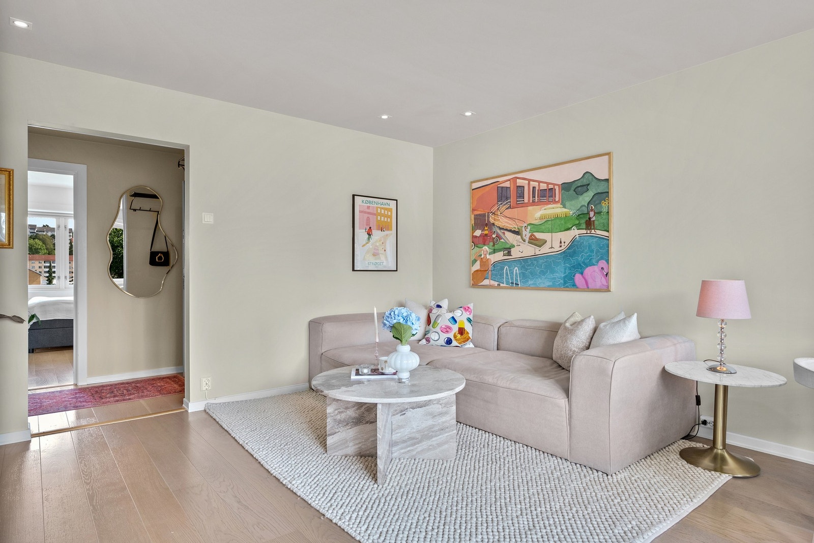 Lekker eikeparkett på gulv og duse, moderne farger på vegg Galleribilde