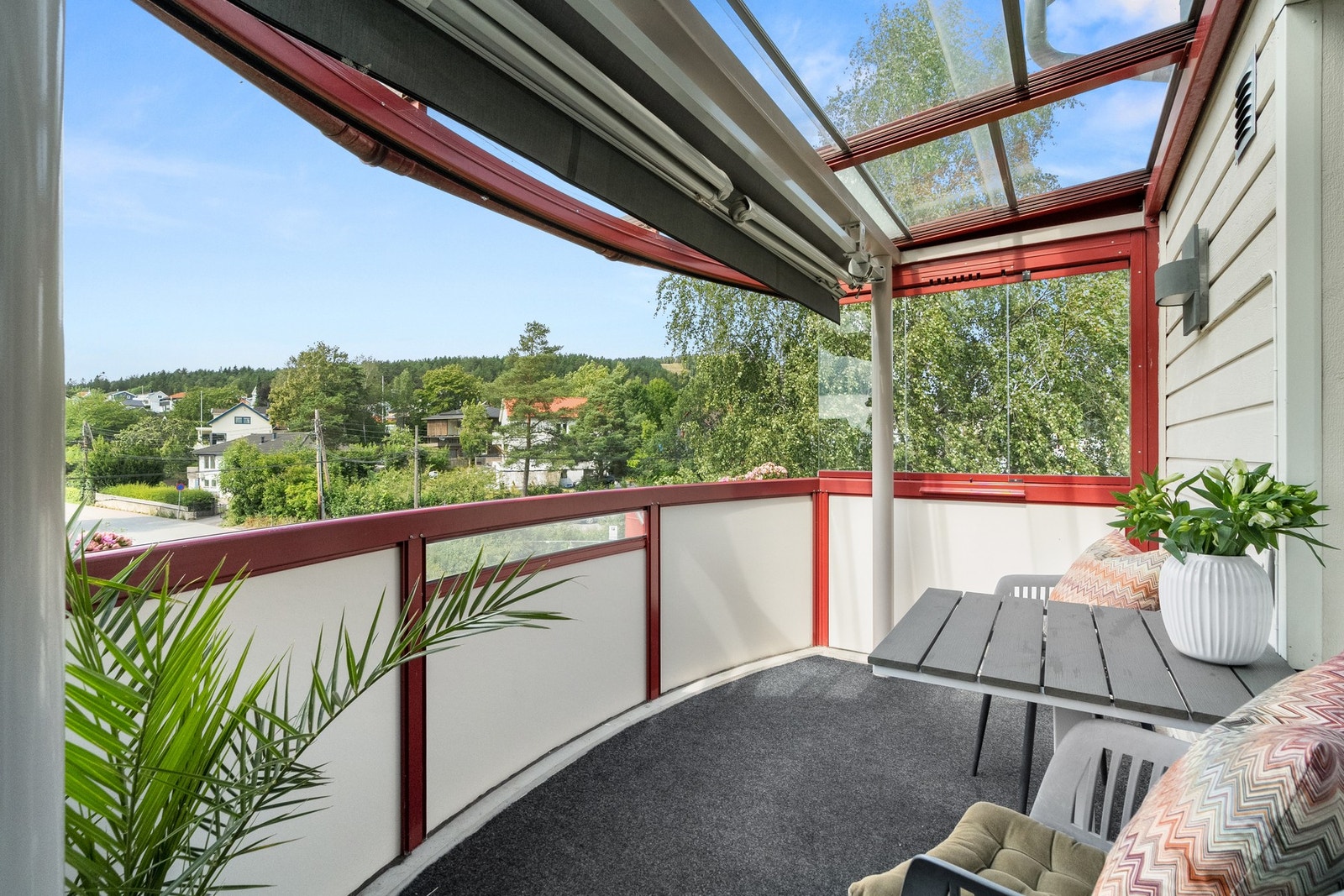 Leiligheten har en av de aller beste solforholdene med flott utsikt mot villabebyggelse og marka Galleribilde