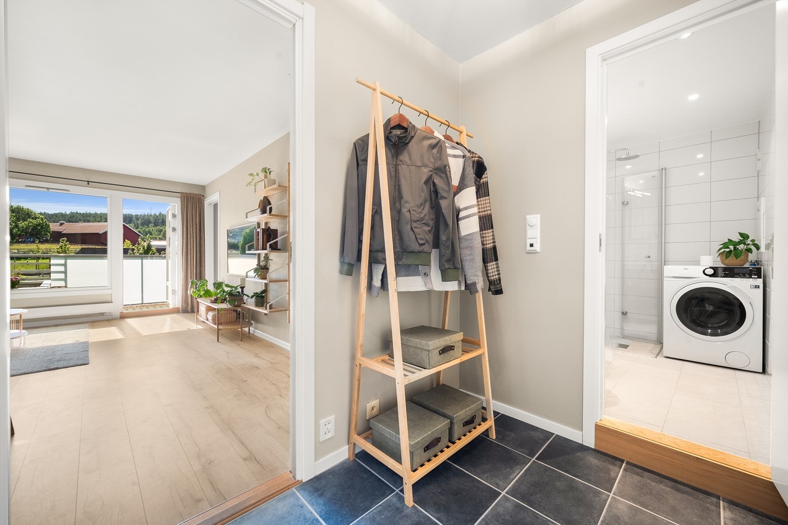 - Velkommen inn i en lys og innbydende entré/gang - Galleribilde