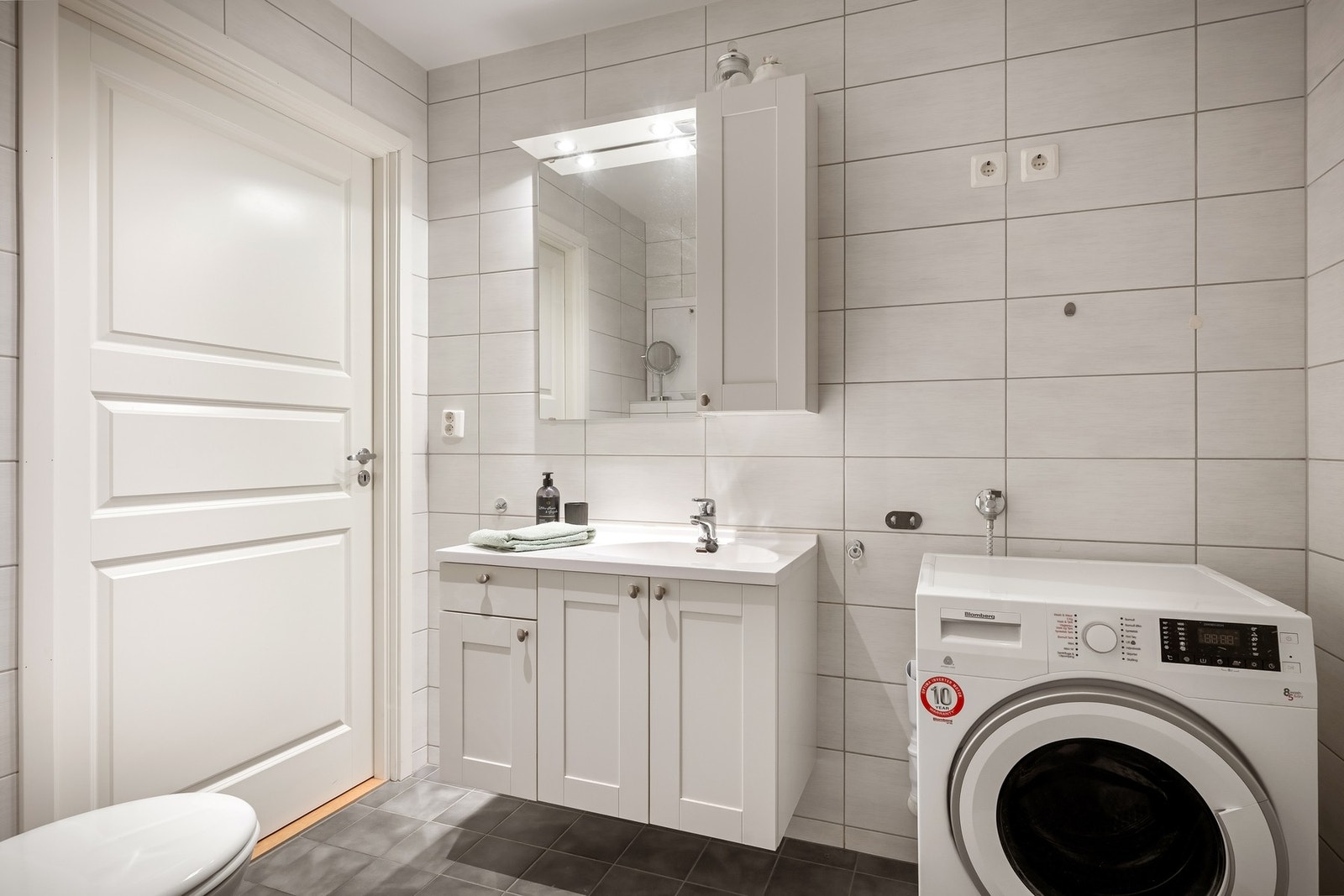 Badet er flislagt og har varmekabler på gulv Galleribilde