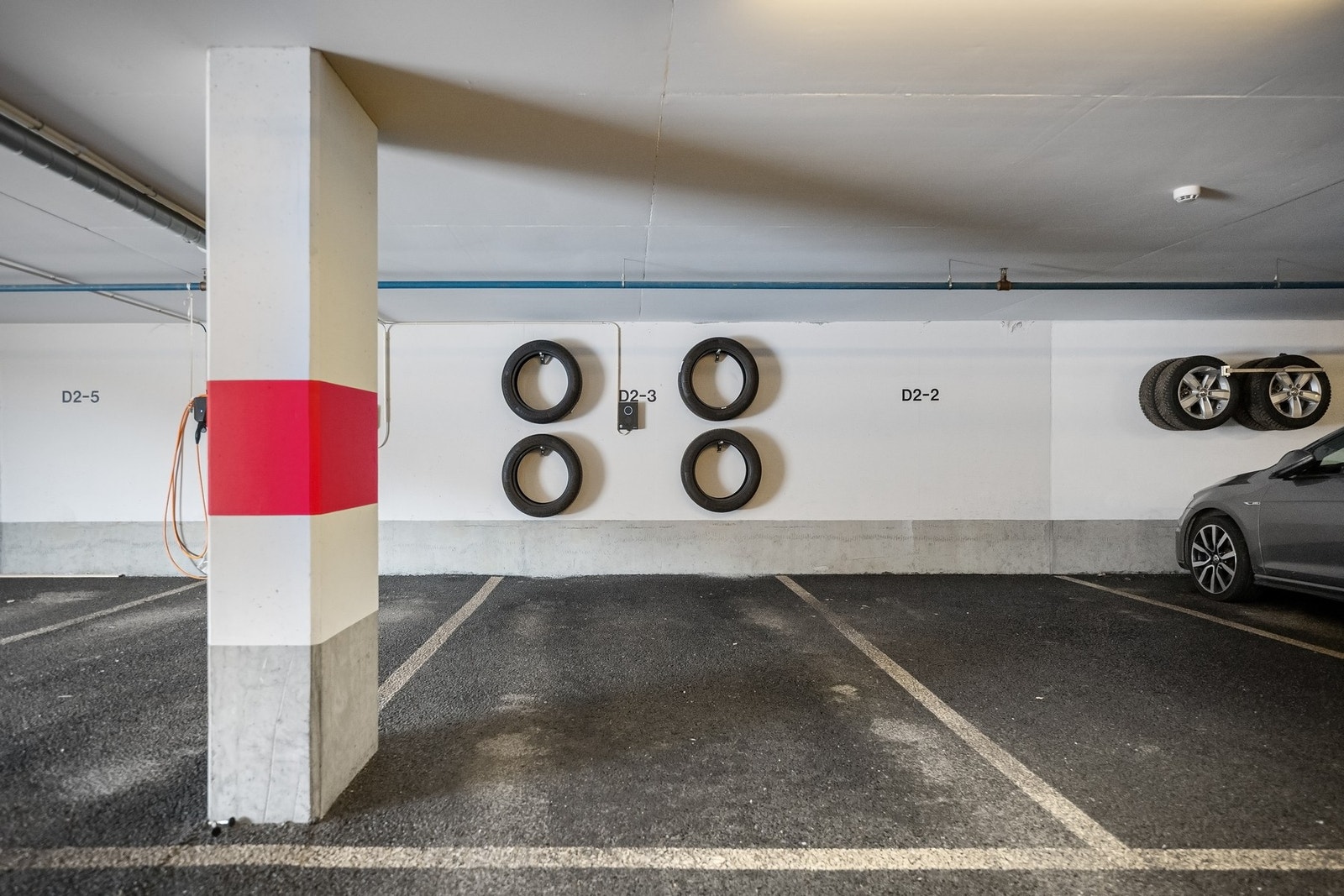 Egen biloppstillingsplass med el-billader og bod i
garasjeanlegget Galleribilde