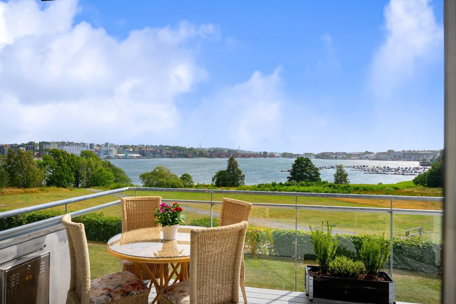 Det er el-styrt markise på balkongen Galleribilde