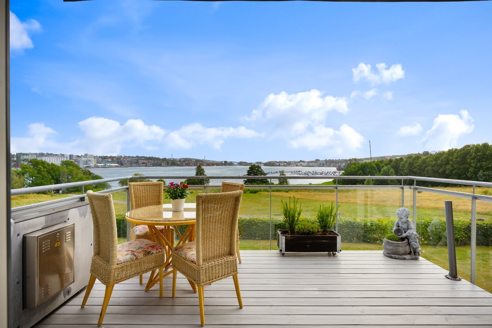 Balkongen er på ca. 11 kvm med nydelig utsikt Galleribilde