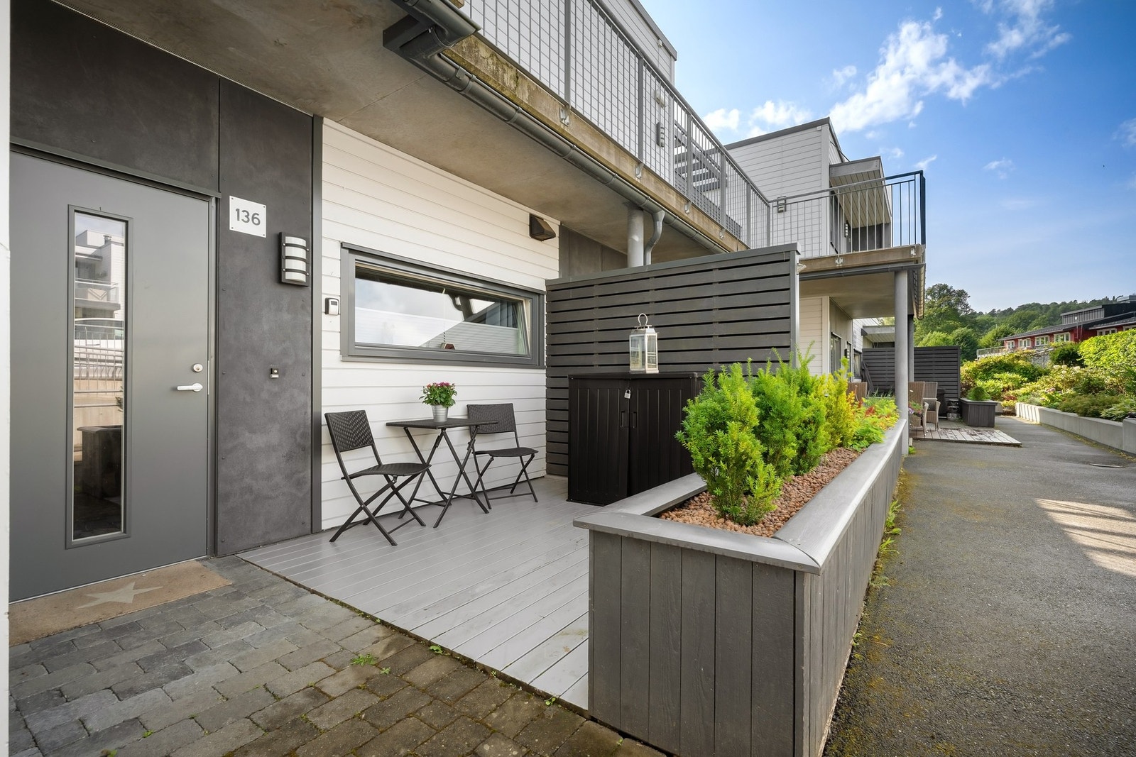 Trivelig inngangsparti med egen uteplass Galleribilde