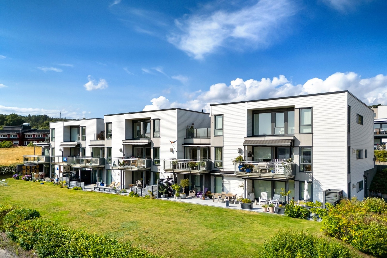 Boligblokken er over 3 etasjer og stod nytt i 2014 Galleribilde