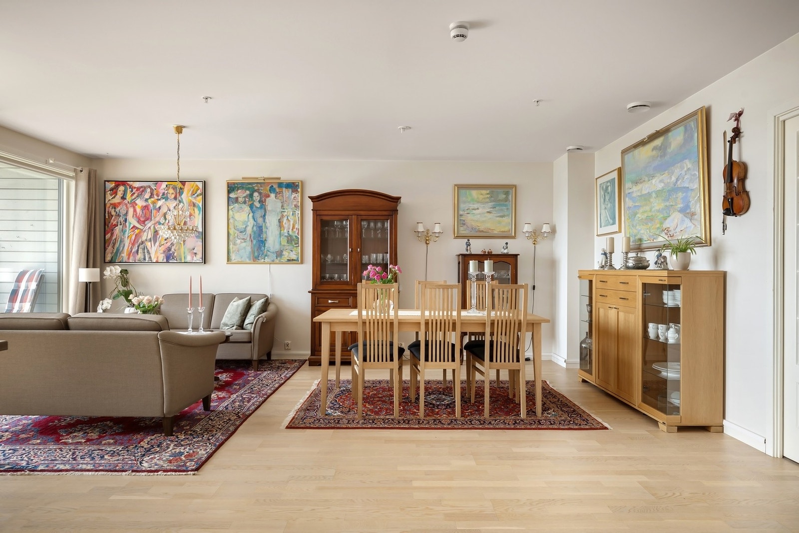 Hele leiligheten er malt i lyse toner Galleribilde