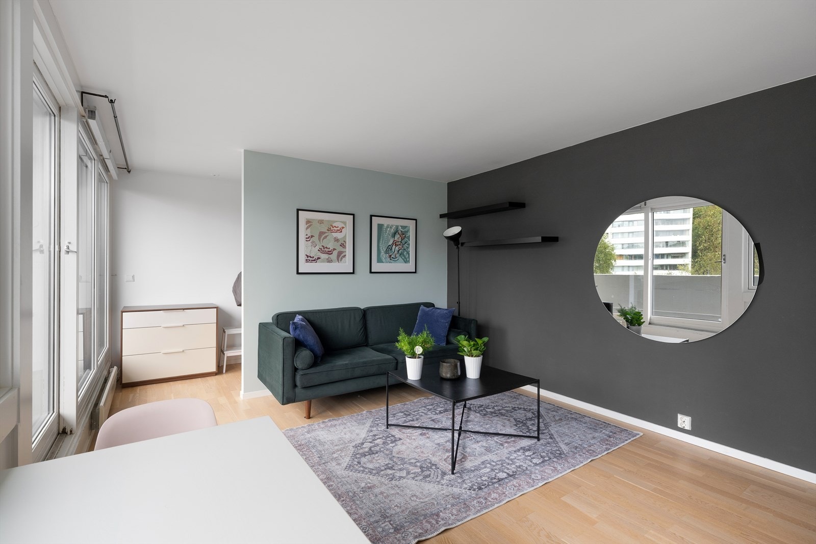 Leiligheten har en effektiv planløsning med plass til både spisebord og sofagruppe Galleribilde