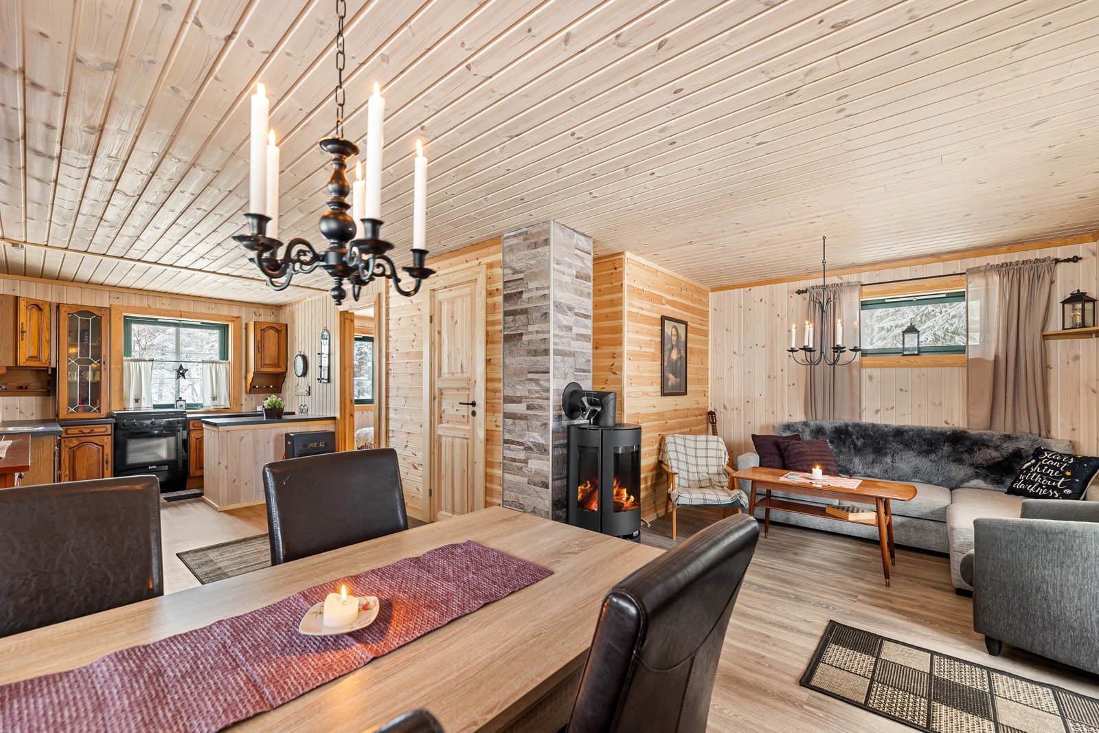 Velkommen inn. Åpen og sosial planløsning mellom stue og kjøkken. Galleribilde