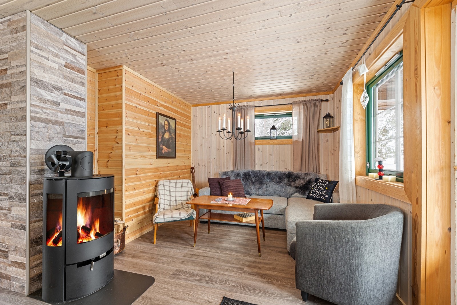 Flott ovn montert i stuen gir en varm og koselig atmosfære. Galleribilde