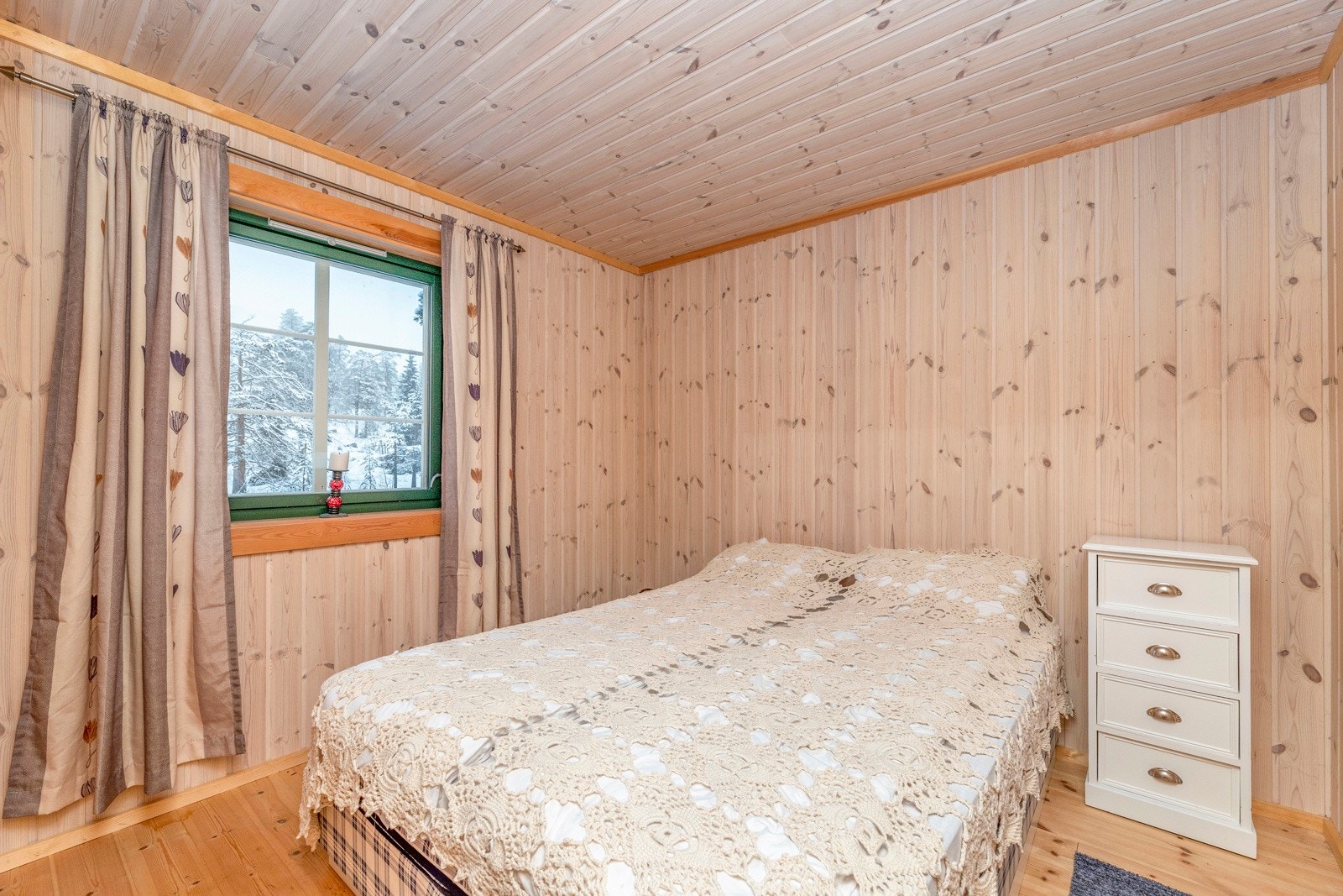 Lyst og flott soverom som har god plass til dobbeltseng og nattbord. Galleribilde