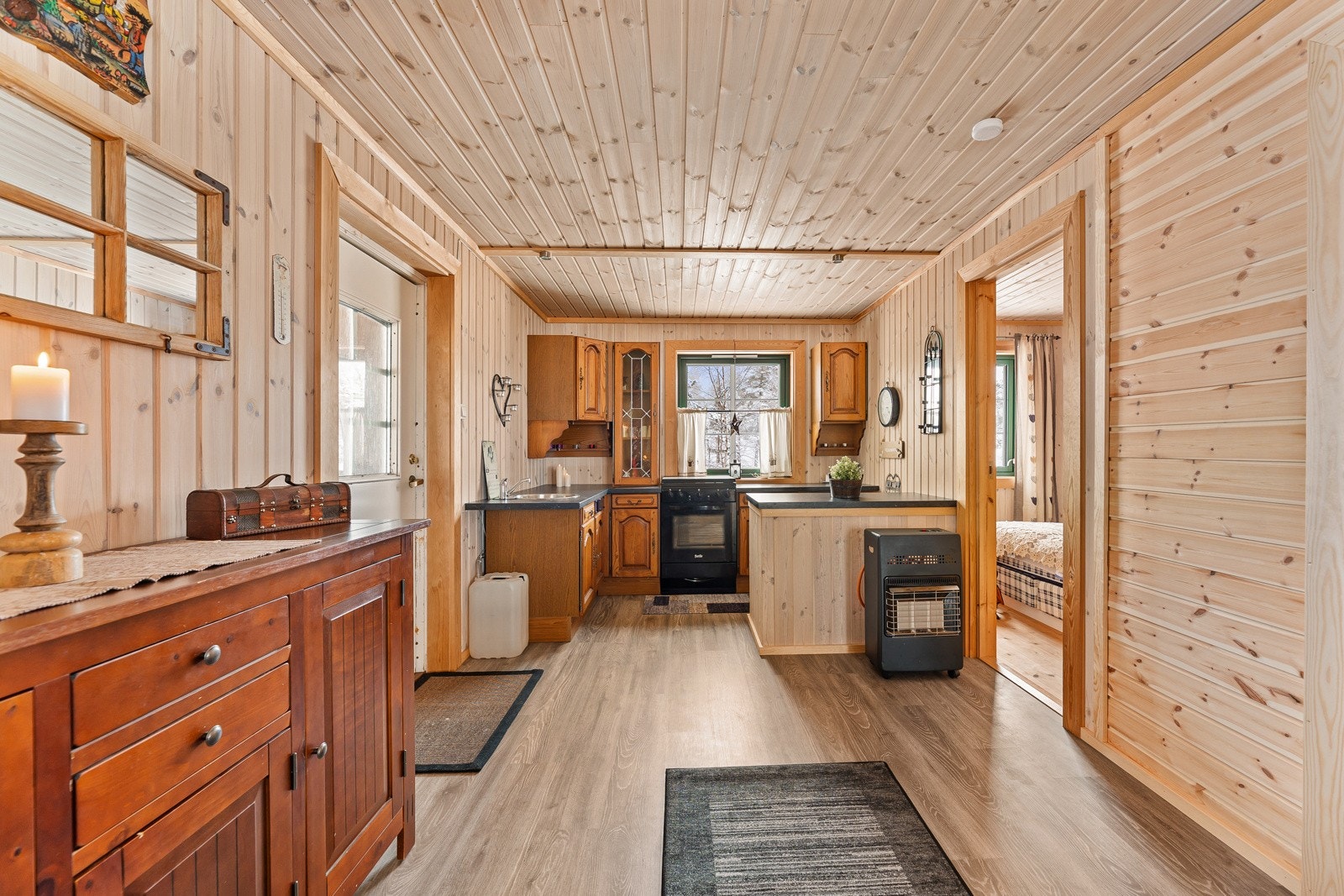 Flott kjøkken med folierte skrog og heltre fronter. Galleribilde