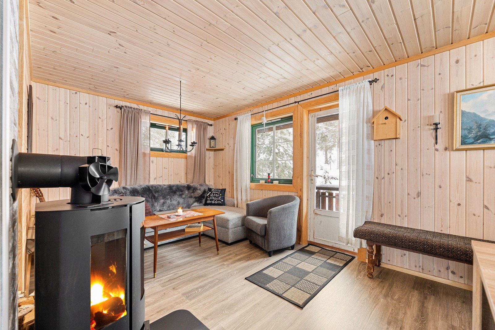 Koselig stue med gode møbleringsmulighter av sofa og tilhørende møblemeneter. Galleribilde