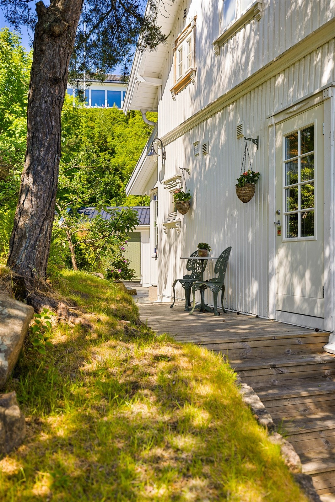 Eiendommen har en solrik og usjenert uteplass med plass til en liten cafégruppe - perfekt for morgenkaffen i grønne og rolige omgivelser. Galleribilde
