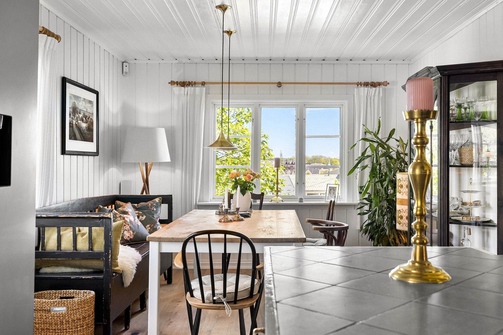 Spisegruppen ligger praktisk anlagt i nærhet av kjøkkenet for servering av måltider. Galleribilde