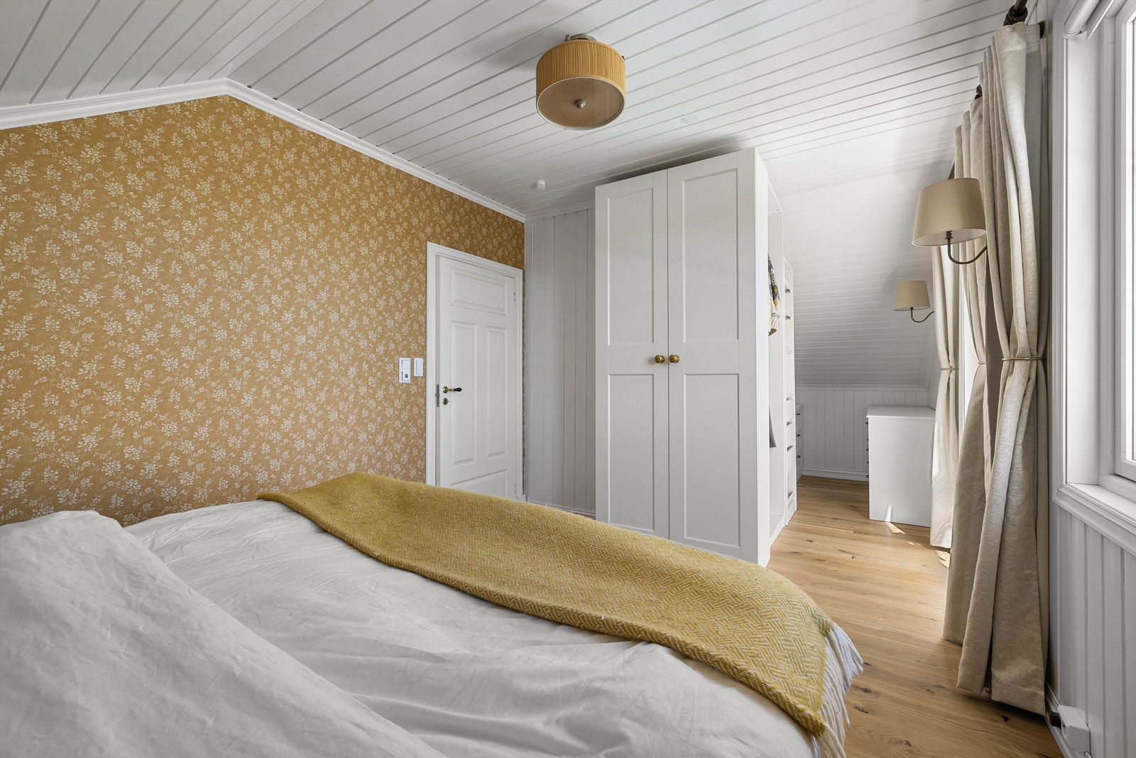 Soverommet byr på god oppbevaringsplass, og lune fargetoner - en rolig sone for hvile og velvære. Galleribilde