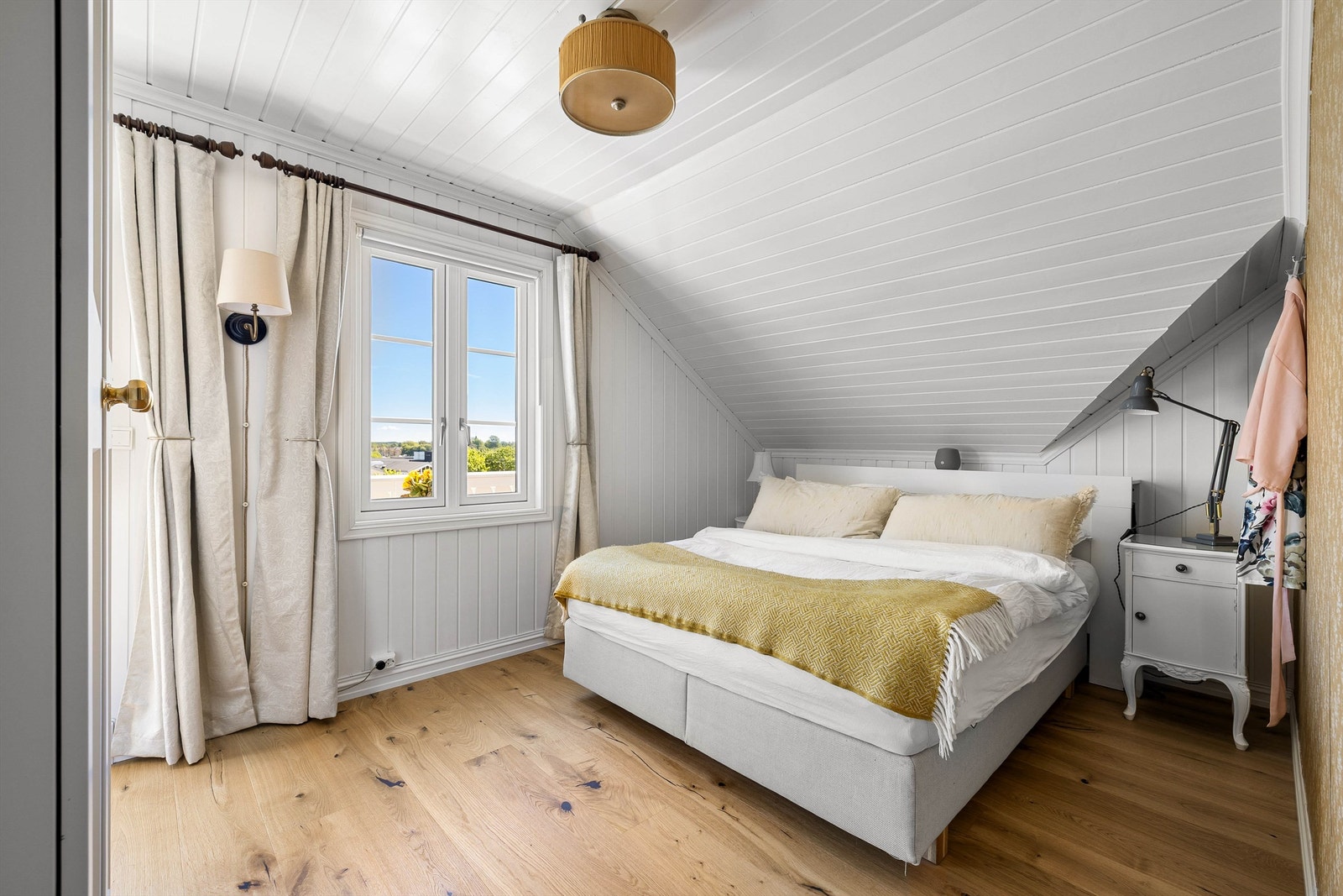 Lyst og fredelig soverom med god plass til en dobbeltseng og garderobeløsning. Galleribilde