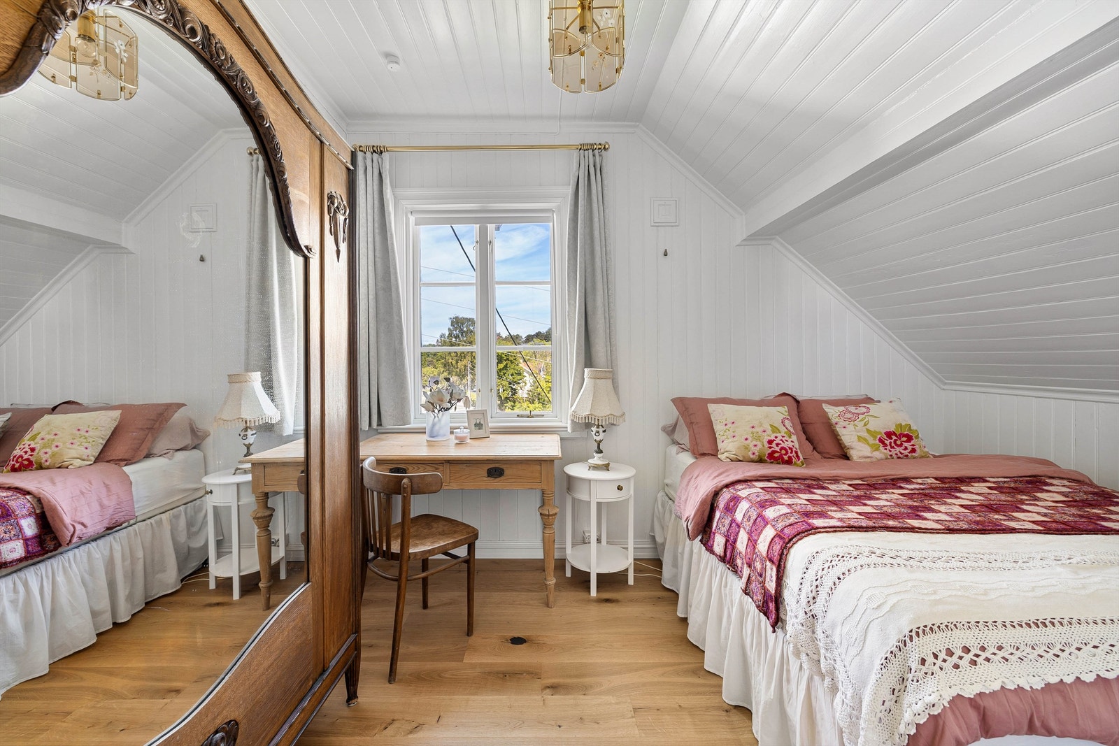 Dette soverommet har god plass til både dobbeltseng og skrivepult. Speilskapet vil medfølge. Galleribilde