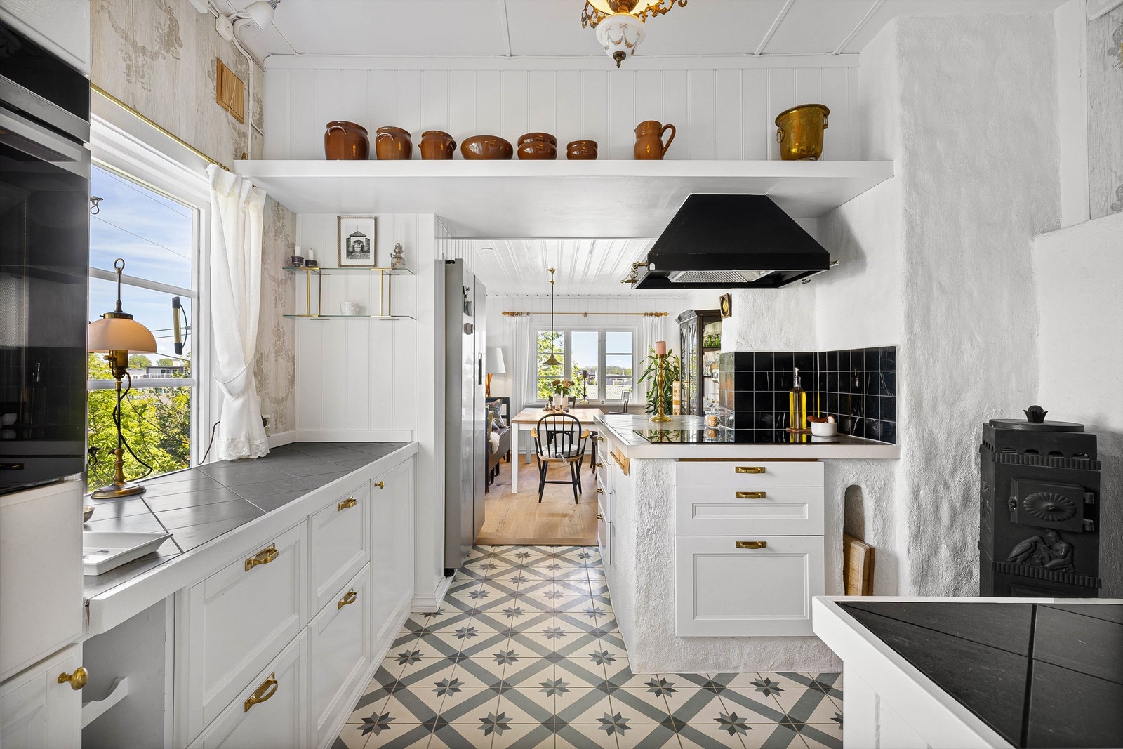 Kjøkkenet er velutstyrt med tidløse overflater, originale detaljer og god skapplass. Galleribilde