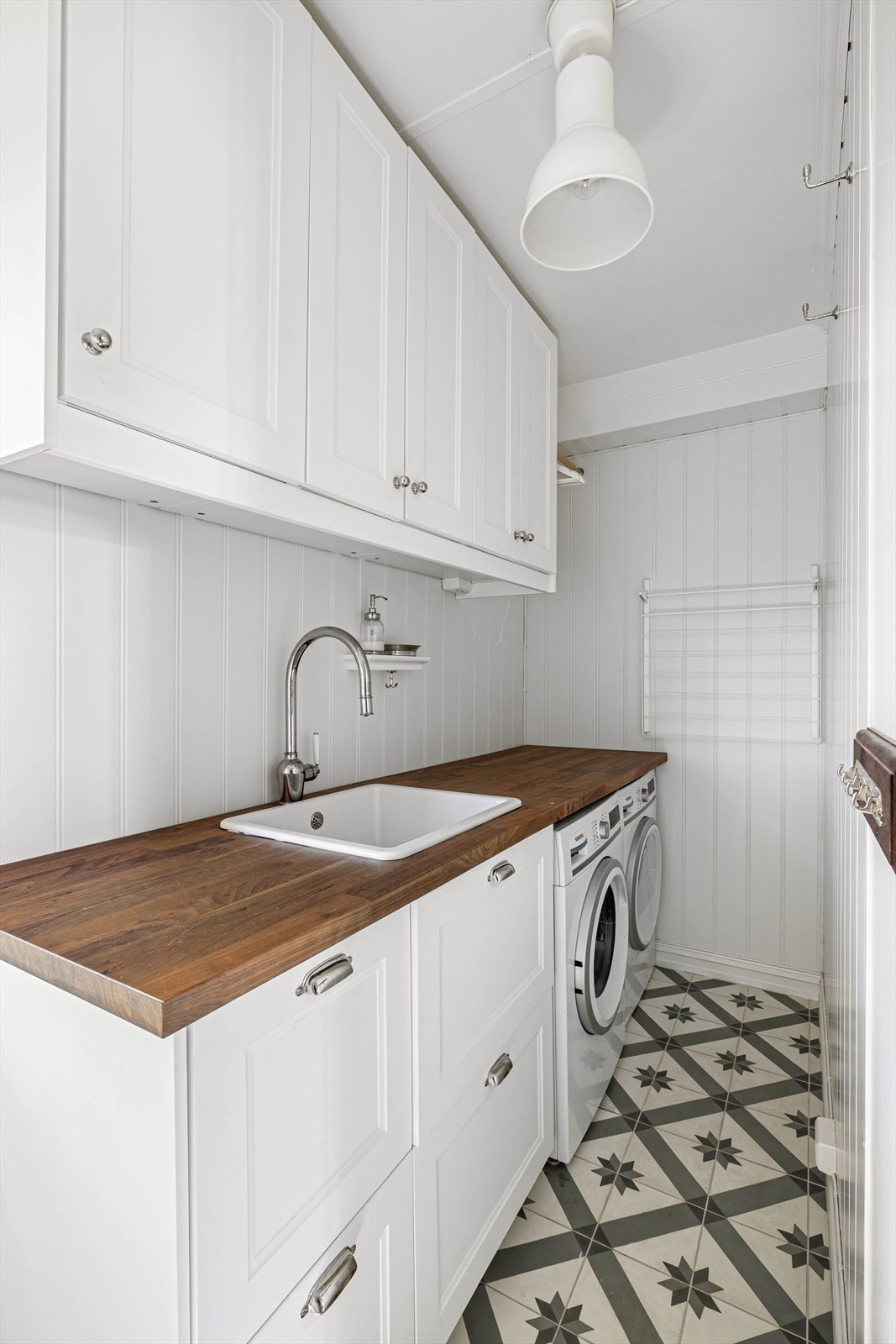 Vaskerommet har godt med oppbevaring i skaper og opplegg for vaskemaskin. Galleribilde