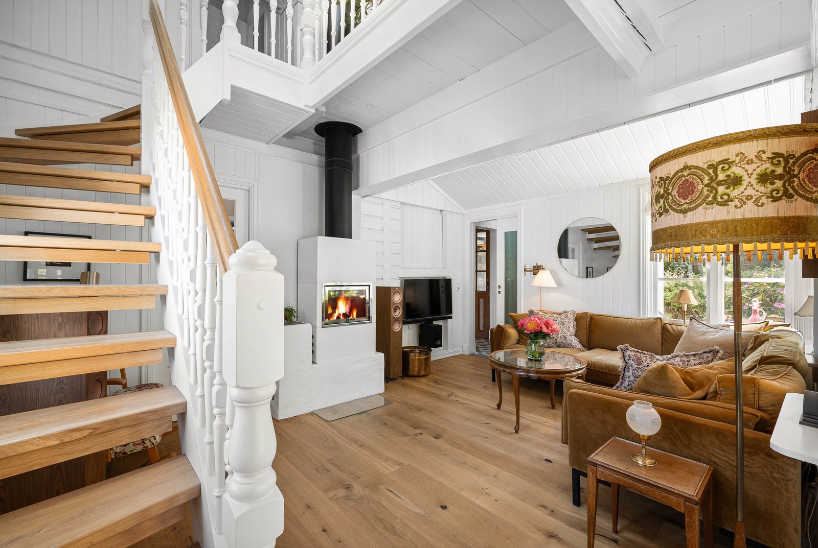 Den vedfyrte ovnen gjør stuen hjemmekoselig. Stuen har gode møbleringsmuligheter, og klassiske lyse overflater. Galleribilde