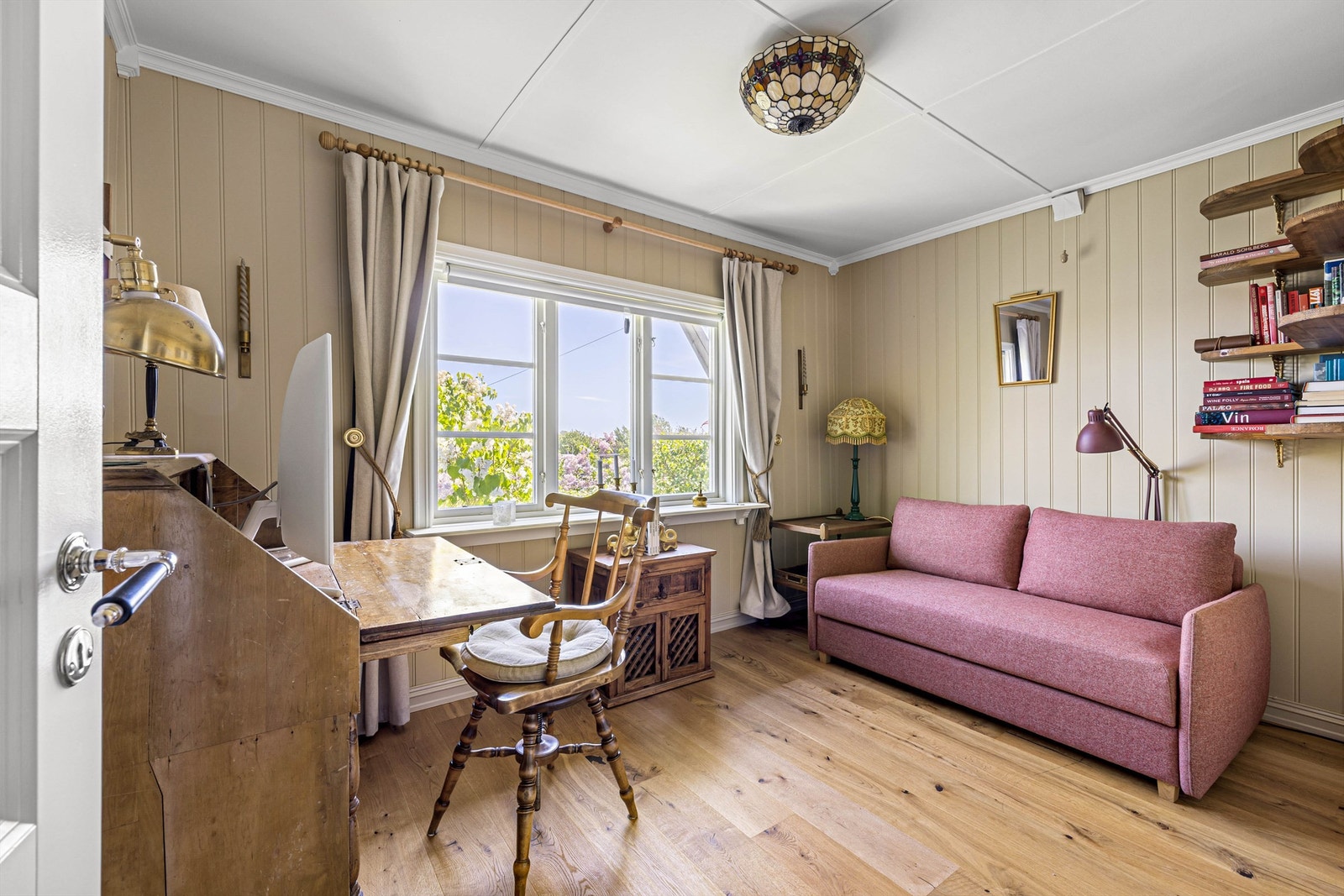 Dette rommet fungerer utmerket som soverom, kontor eller en ekstra stue - med utsyn til grønne omgivelser. Galleribilde