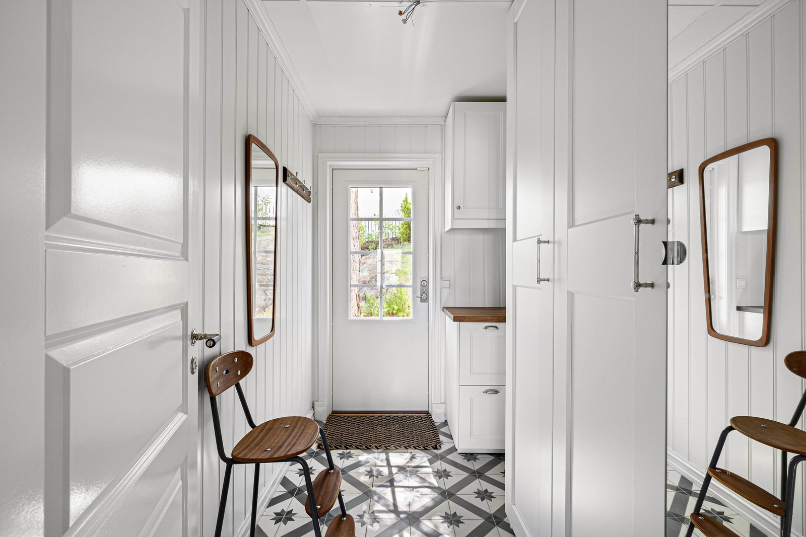 Effektivt vaskerom med god skapplass, og en praktisk inngangsdør. Galleribilde