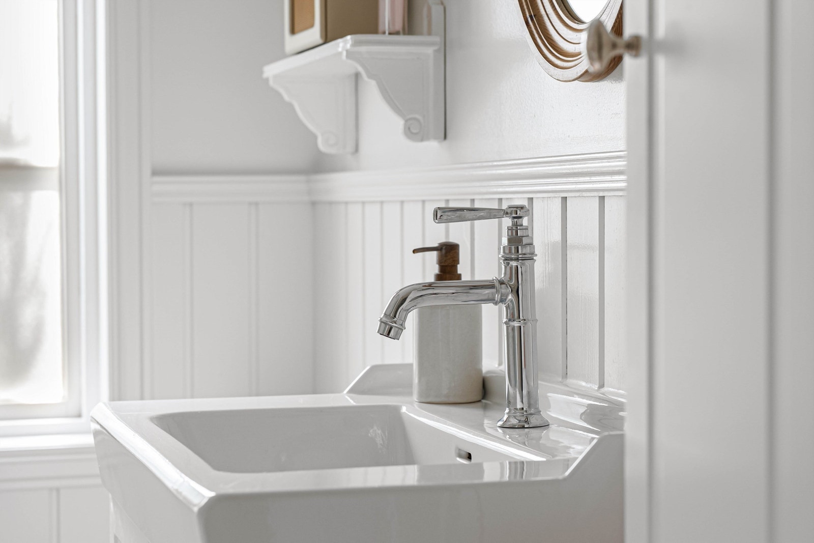 Lyst og delikat bad med nostalgiske innslag og moderne komfort. Galleribilde