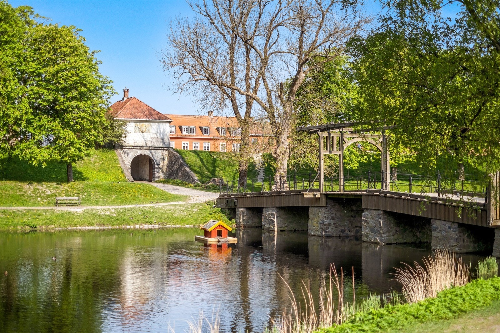 I ærverdige Gamlebyen, kun en fergetur unna, er det severdigheter og tilbud du kan benytte i det daglige. Galleribilde