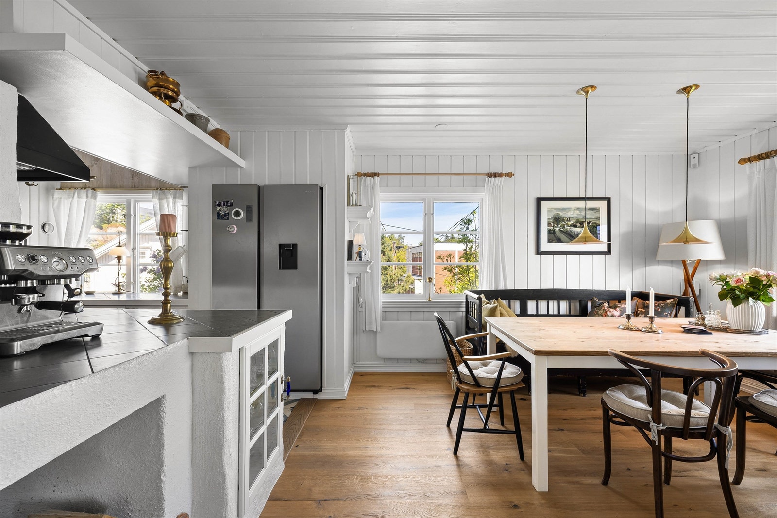 Lys og innbydende spiseplass i åpen løsning mot kjøkken. Store vindusflater, originale detaljer og plass til hyggelige måltider med familie og venner. Galleribilde