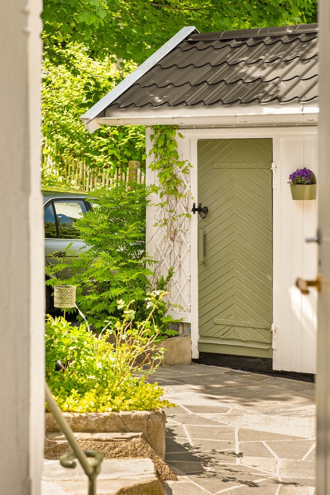 Eiendommen har en bod til oppbevaring eller til bruk som et hobbyrom. Galleribilde