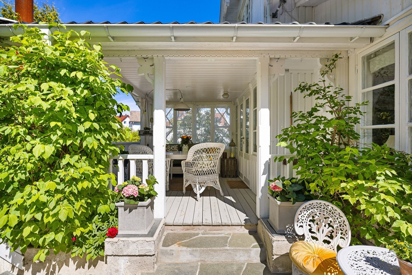 Den flotte, overbygde terrassen er perfekt for sommermåltider i grønne omgivelser. Galleribilde