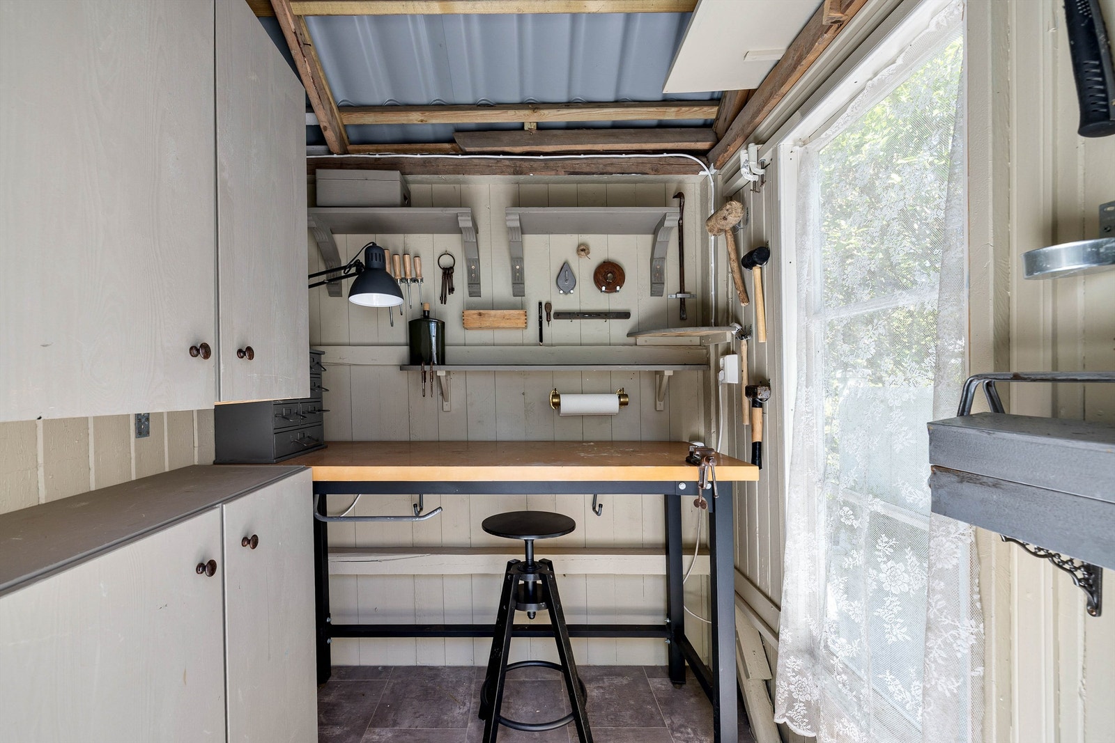 Smart innredet bod med god arbeidsflate, verktøytavle og oppbevaringsplass - perfekt for hobbyprosjekter og for å ha orden i sakene. Galleribilde