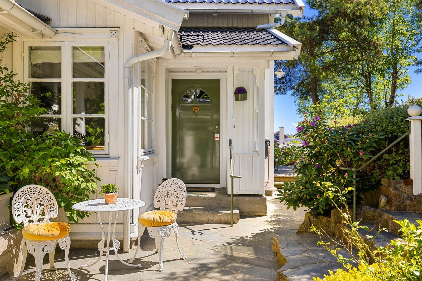 Uteområdene er rikelig beplantet, og skifersteinen følger uteområdene. Galleribilde