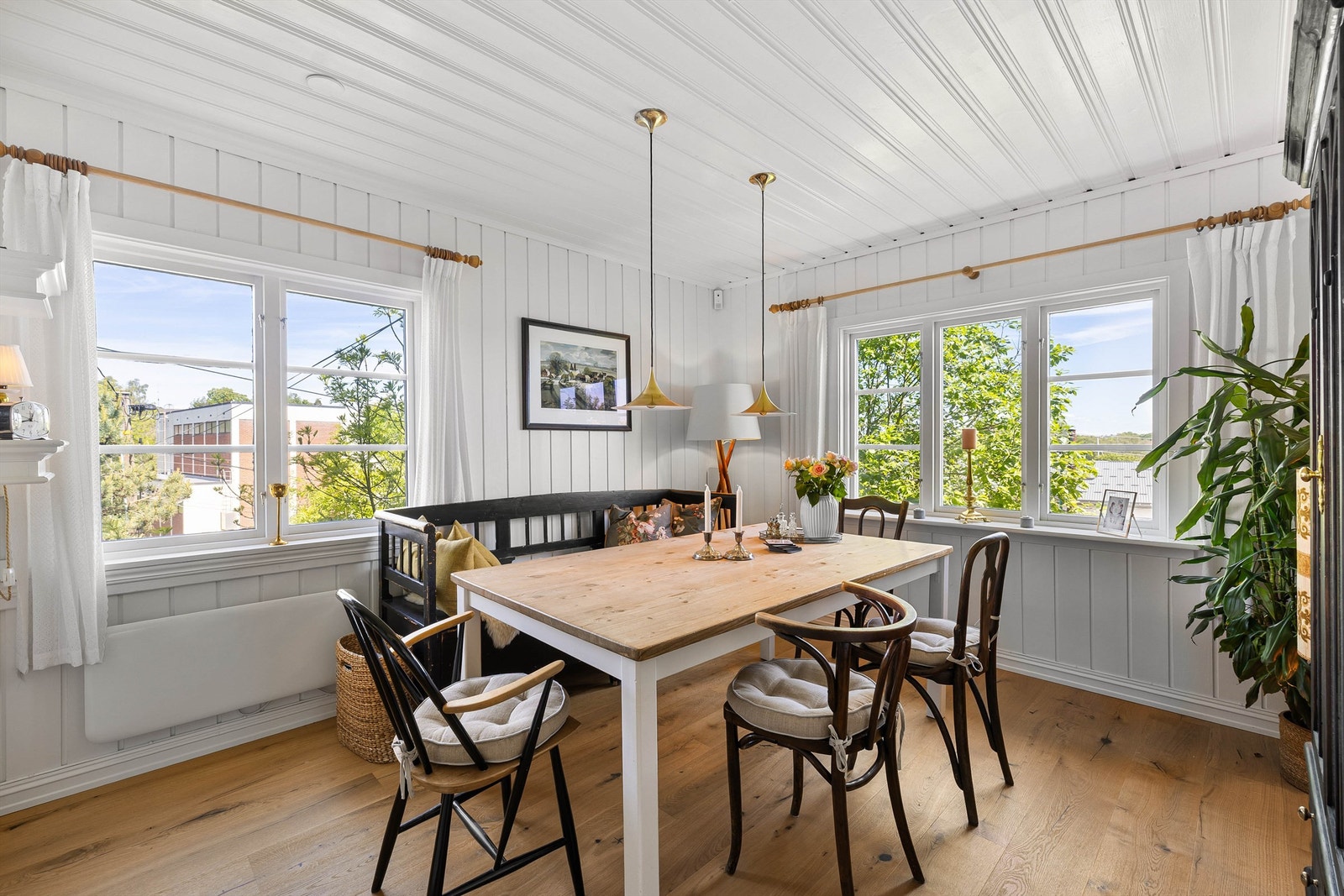 Smart plassert spiseplass med rikelig dagslys, og god kontakt med kjøkkenet - ideelt for både hverdag og gjester. Galleribilde