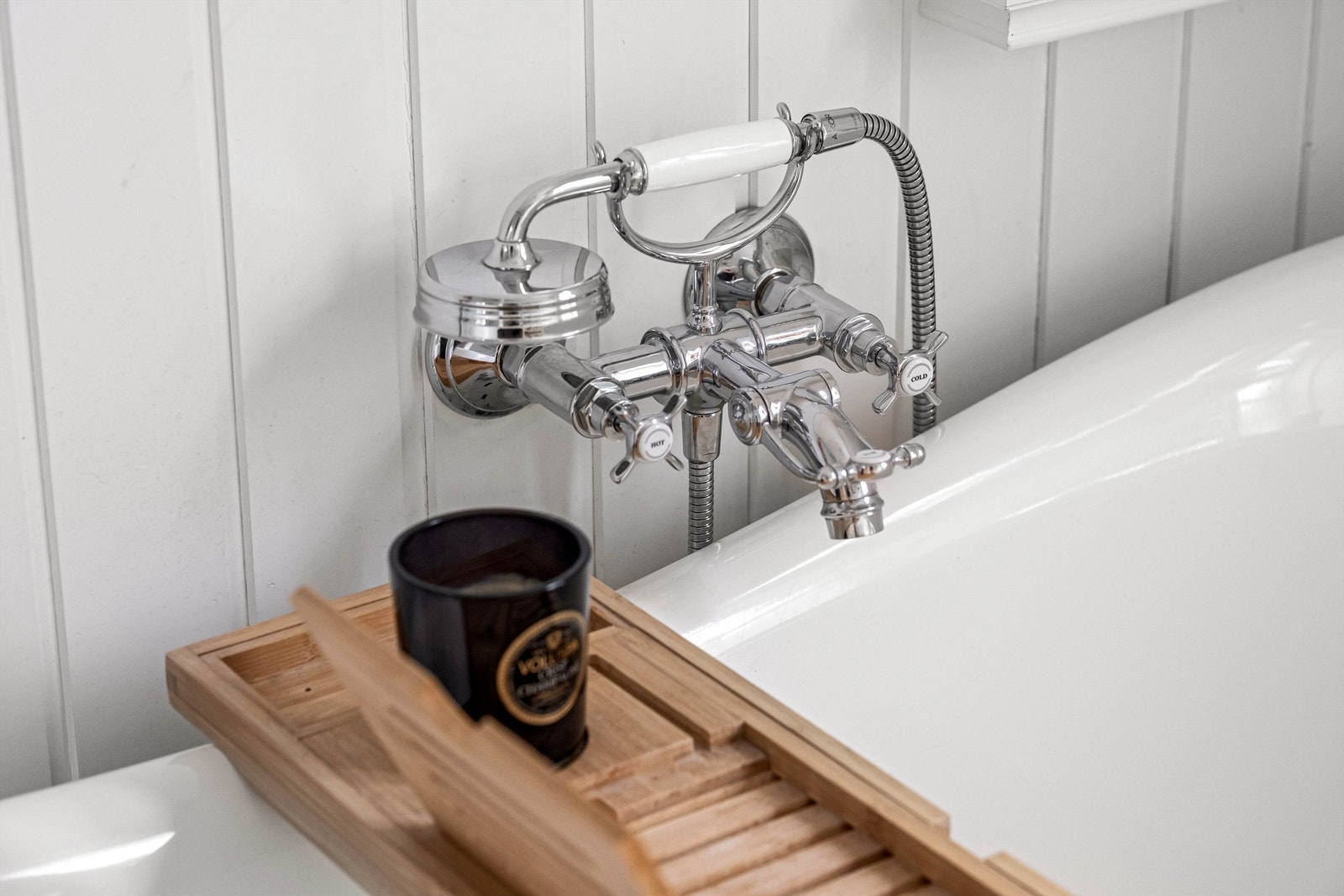 Klassisk blandebatteri med hånddusj til badekaret. Galleribilde