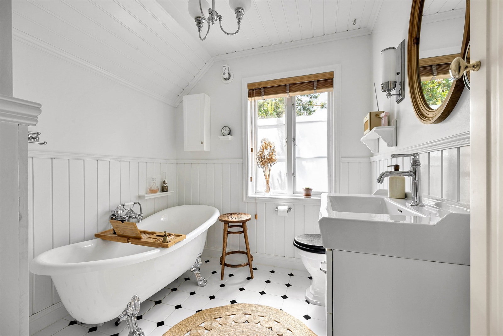 Elegant bad fra 2020 som er pusset opp i husets stil. Galleribilde