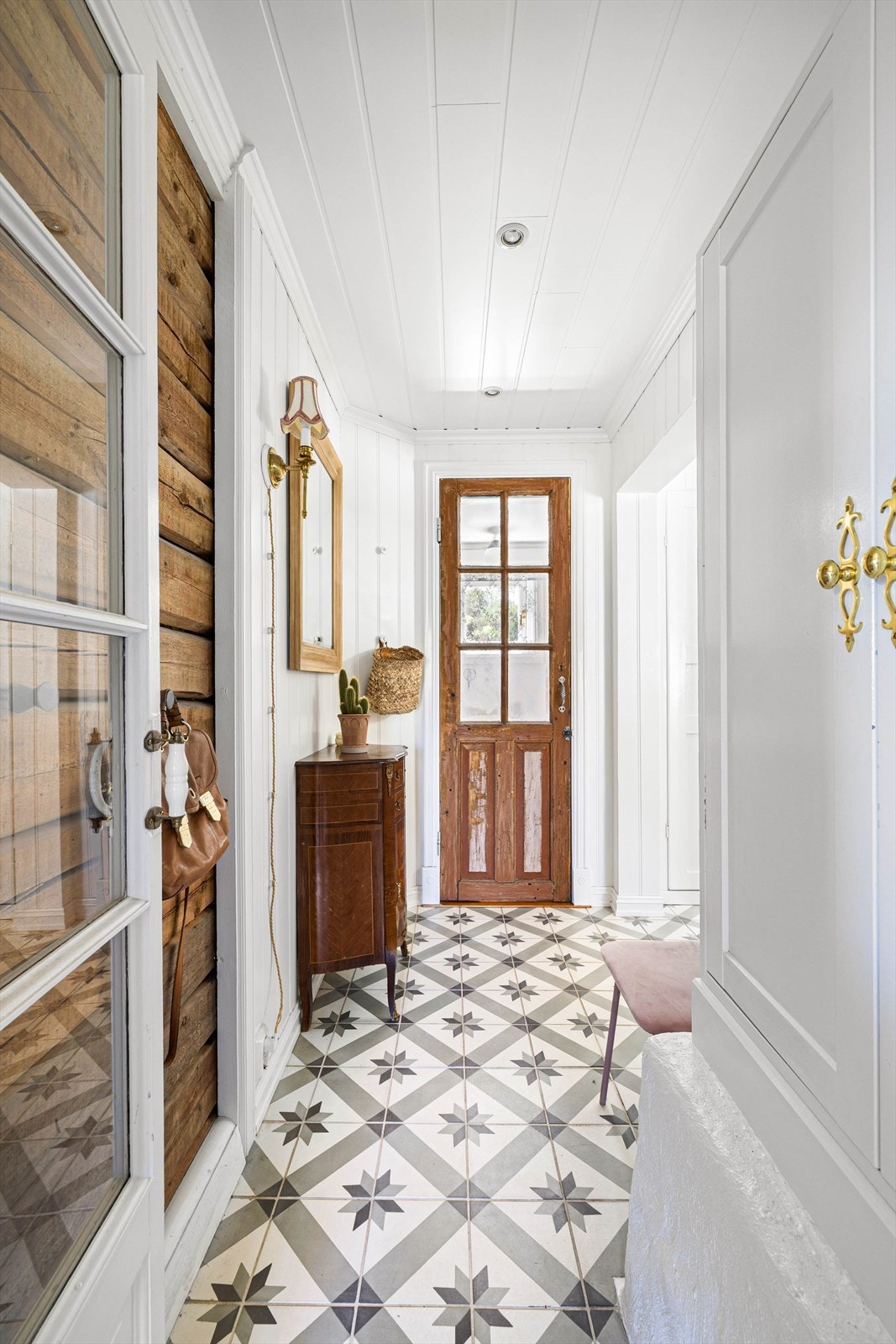 Klassisk entré med vakre fliser, og originale detaljer - et varmt førsteinntrykk. Galleribilde