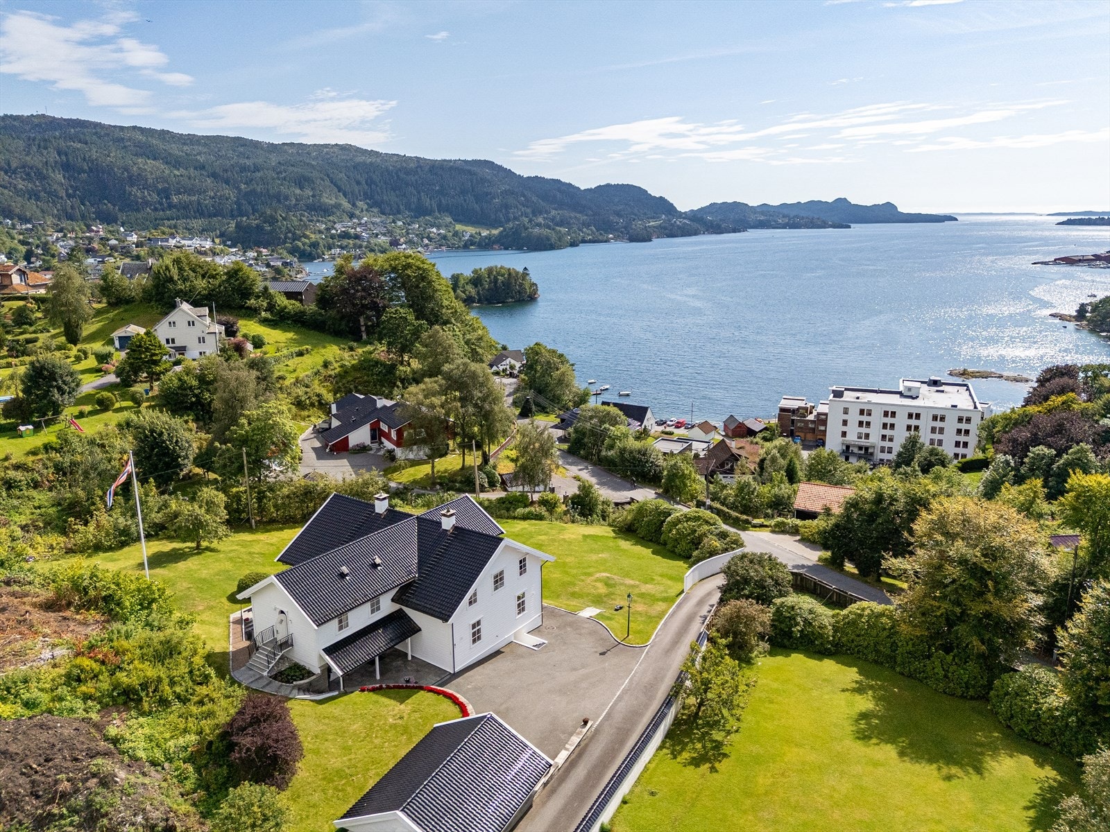 Eiendommen ligger på "toppen av Fanahammeren" og har nydelig utsikt over Fanafjorden Galleribilde