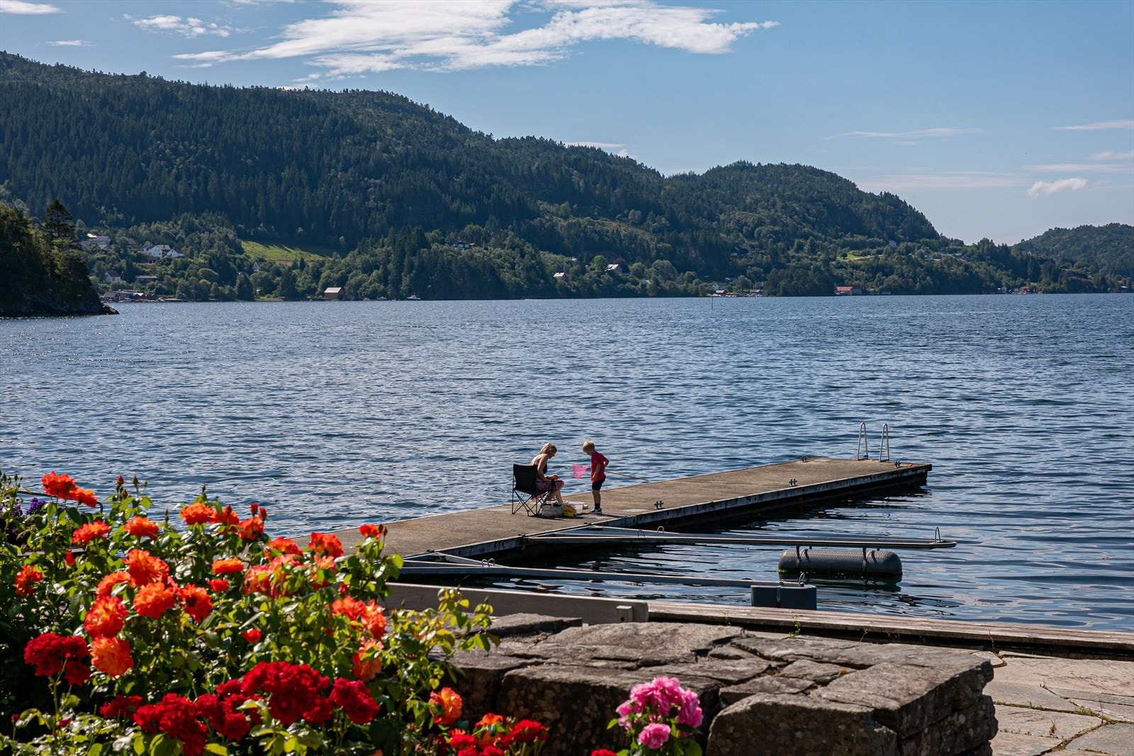 Kort vei til sjø- og båtliv nede på Fanahammeren. Presiserer at bilde er tatt fra privat område tilhørende Stend Mølle. Galleribilde