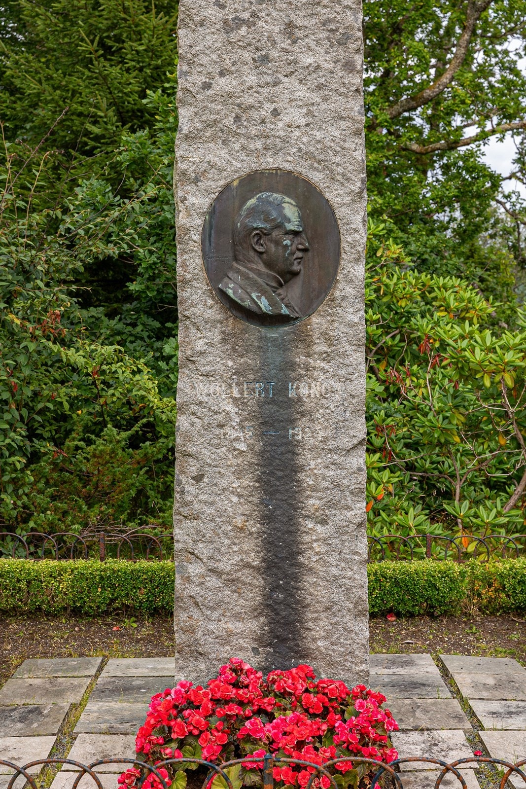 Eiendommen er bygget og bebodd av Wollert Konow som i sin tid var Statsminister i Norge. Minnesmerket etter Konow er plassert i Konowskiftet ved krysningen mellom Fanavegen og Fanahammeren. Galleribilde