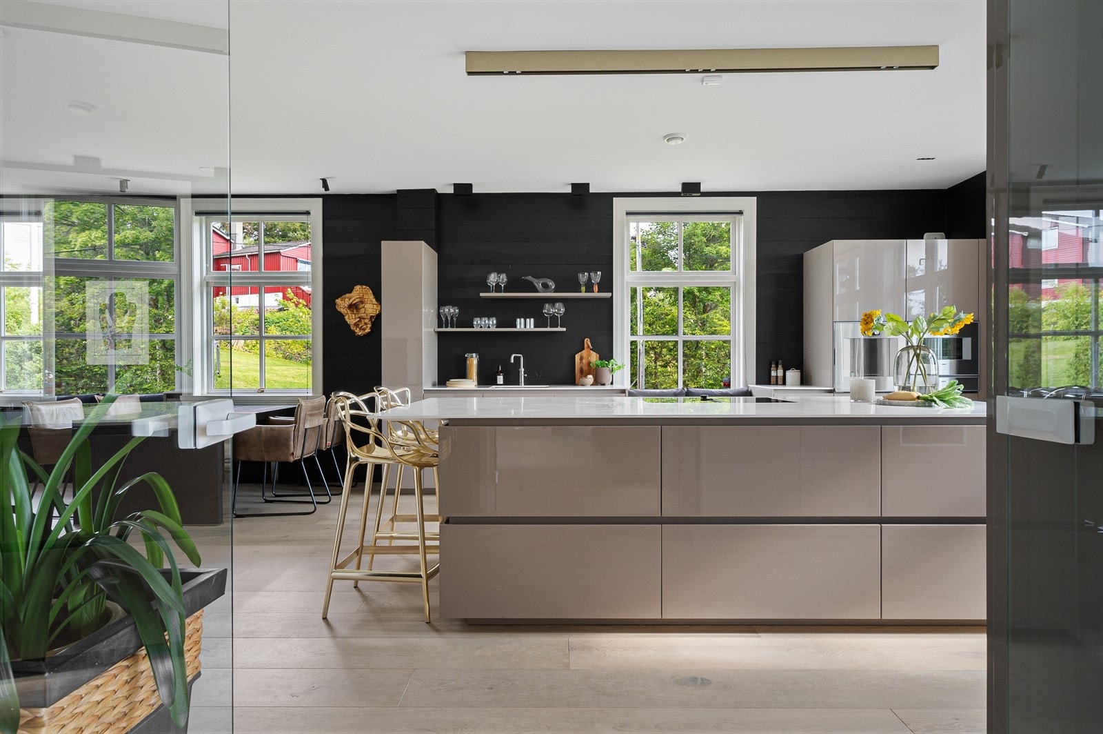 Fra stuen er det inngang til kjøkkenet. Her også adskilt med lekre glassdører. Galleribilde