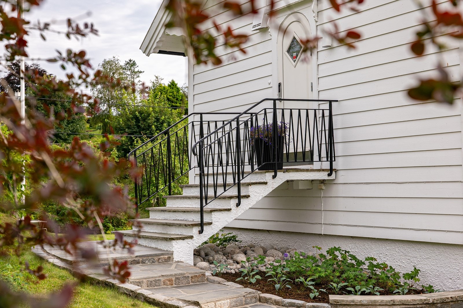 Inngang til boligens leilighet på baksiden av huset. Galleribilde