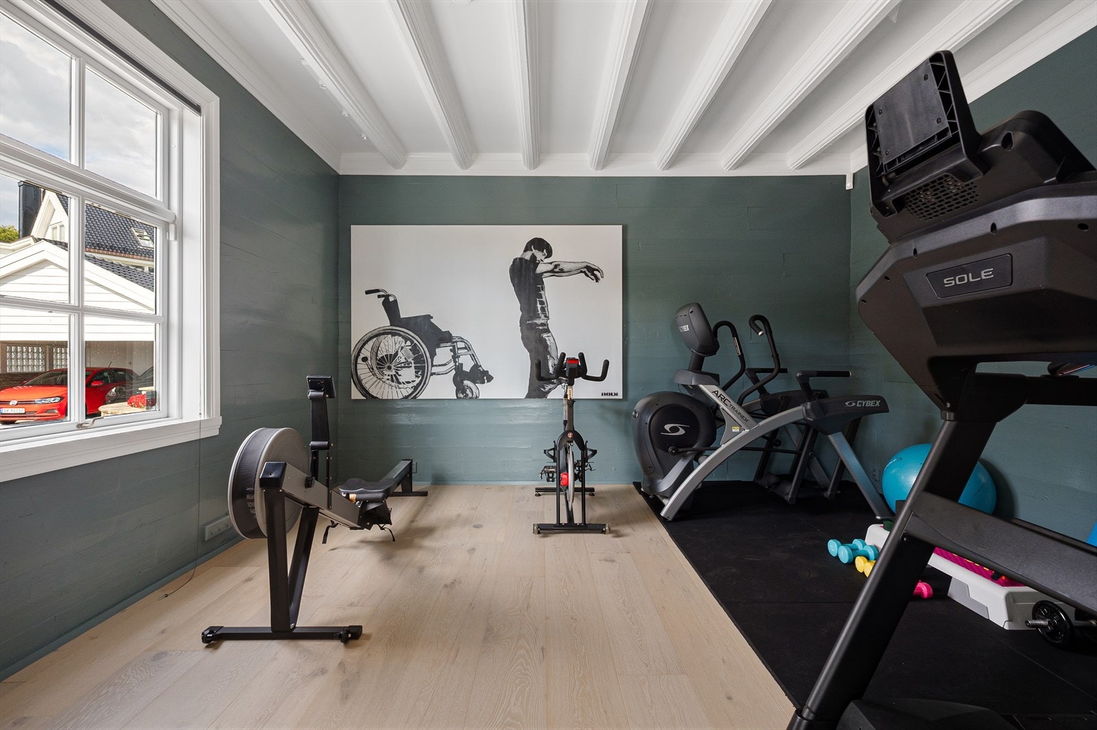 På den nordlige siden av boligen er det en adskilt stue - i dag brukt som treningsrom. Galleribilde