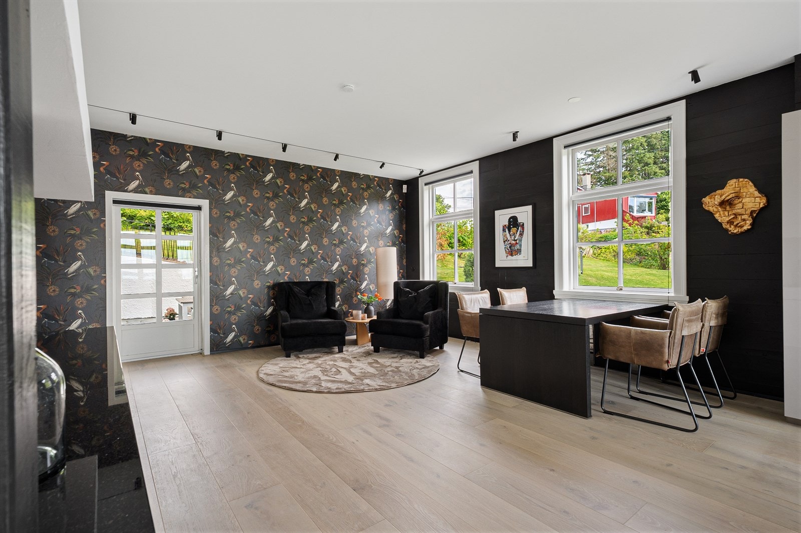 Kjøkkenet har flere soner. Her er det plass til spisebord og lounge. Galleribilde