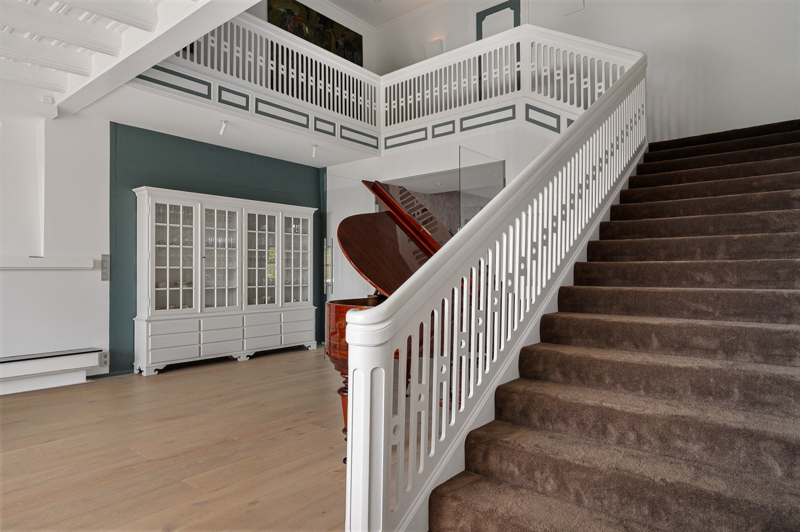 I andre etasje finner du alle soverom og bad. Her er også mellomgang til leiligheten som har egen inngang bak huset. Galleribilde