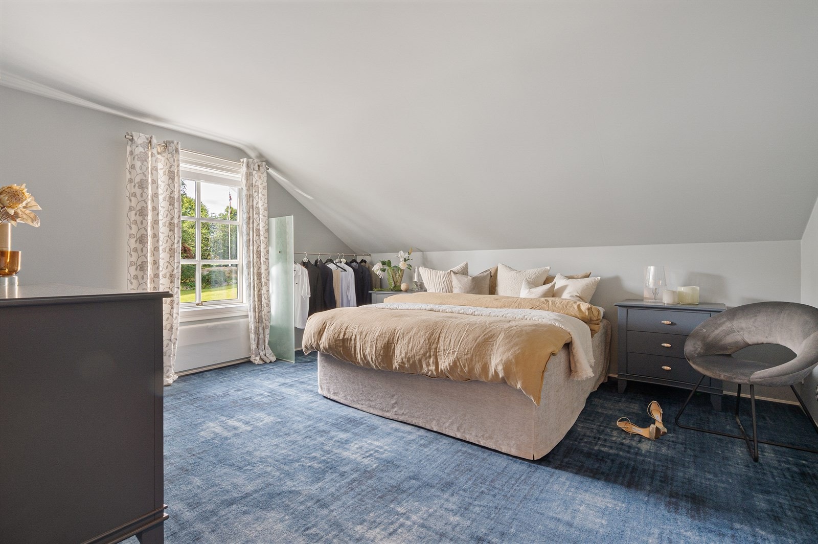 Soverom 2 har også eget bad, og god plass til dobbeltseng, garderobe, nattbord og eventuelt skrivebord. Galleribilde