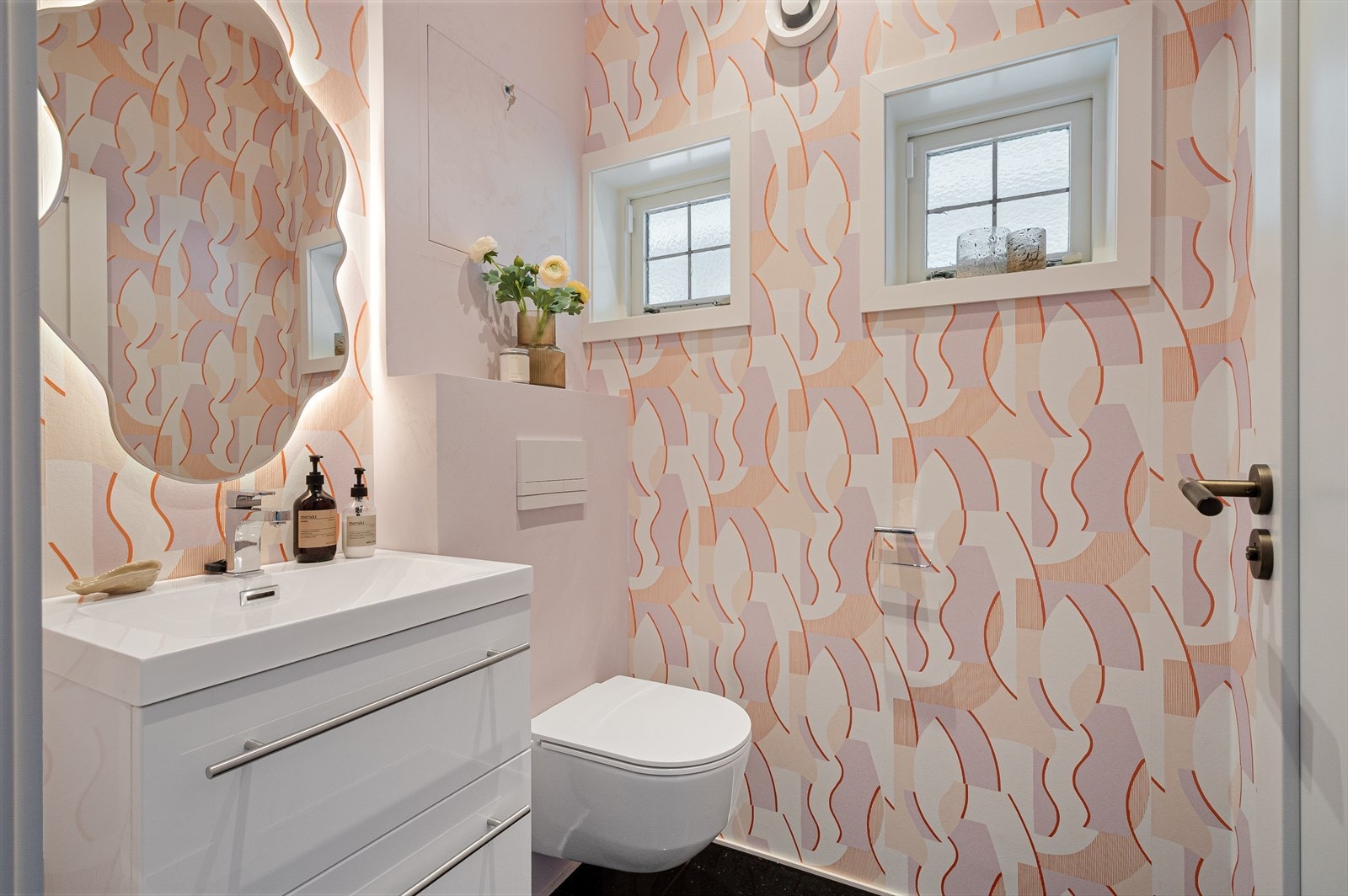 Ved siden av hallen er det WC i første etasje for gjester. Galleribilde