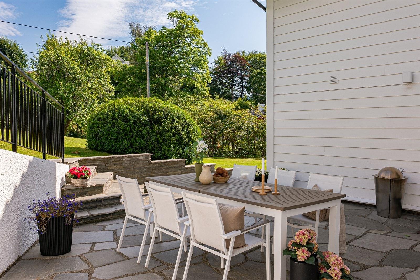 Terrasse med utgang fra kjøkken på østsiden med morgensol. Galleribilde